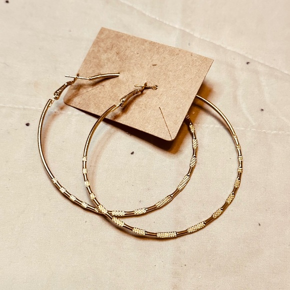 Gold Tone Large Hoop Earrings Alternating Between Polished & Textured Vintage - Picture 2 of 7